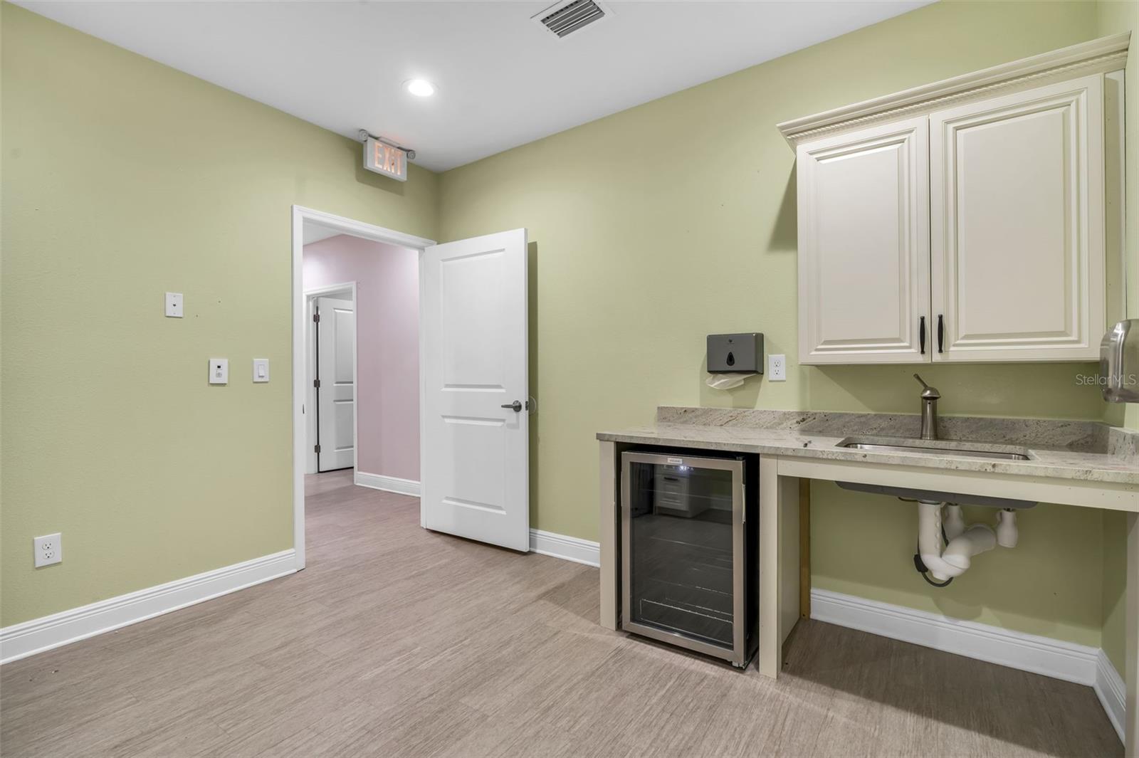Listing photo id 24 for 4109 Armenia Avenue B