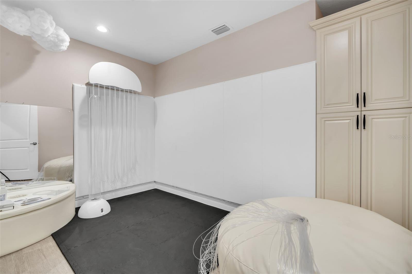 Listing photo id 25 for 4109 Armenia Avenue B