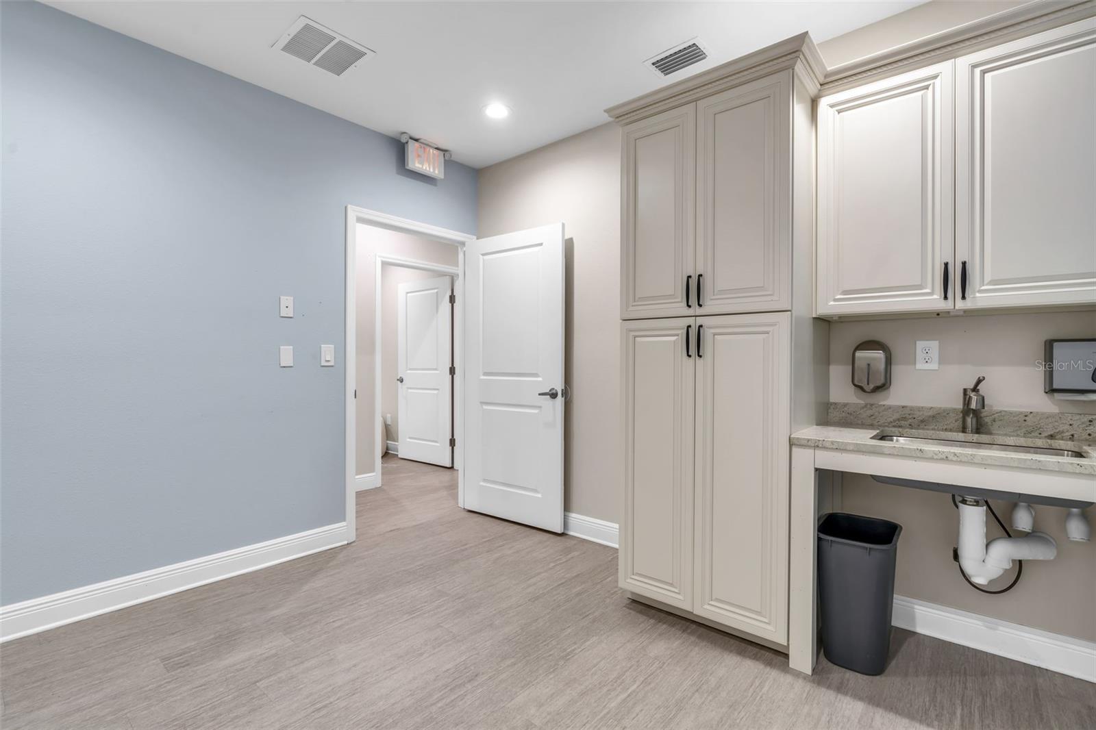Listing photo id 26 for 4109 Armenia Avenue B