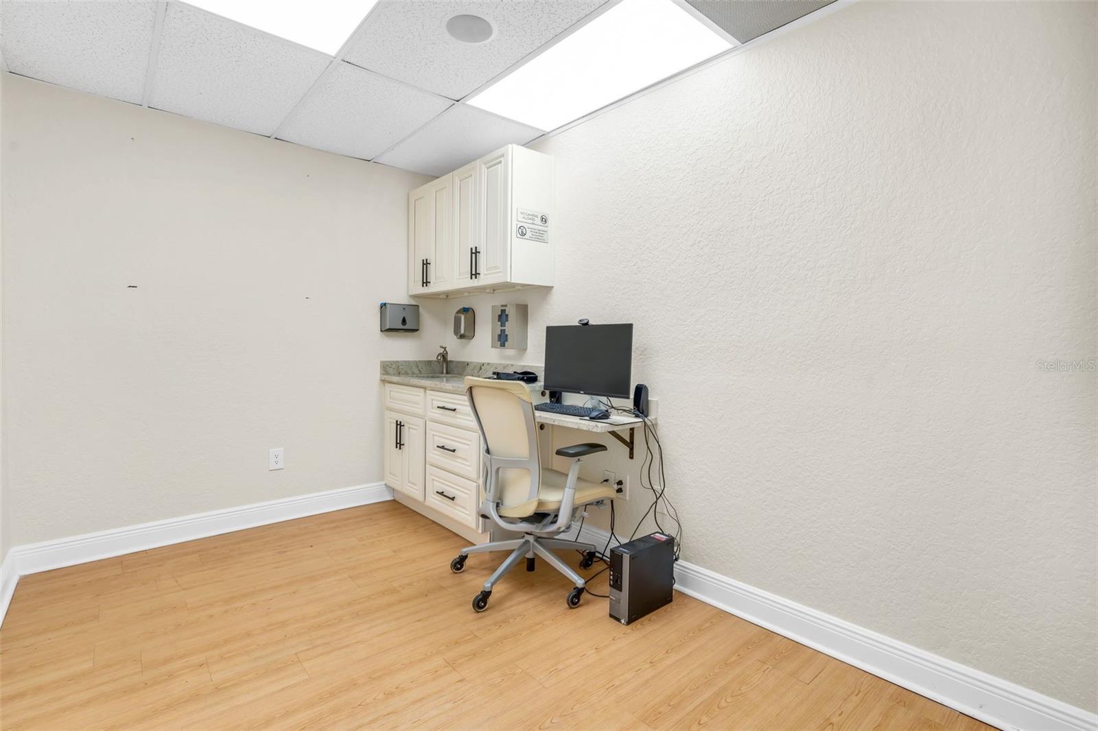 Listing photo id 7 for 4109 Armenia Avenue B