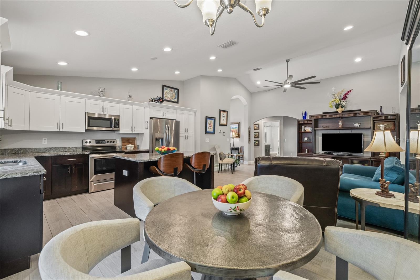 Listing photo id 10 for 6741 51st Way N