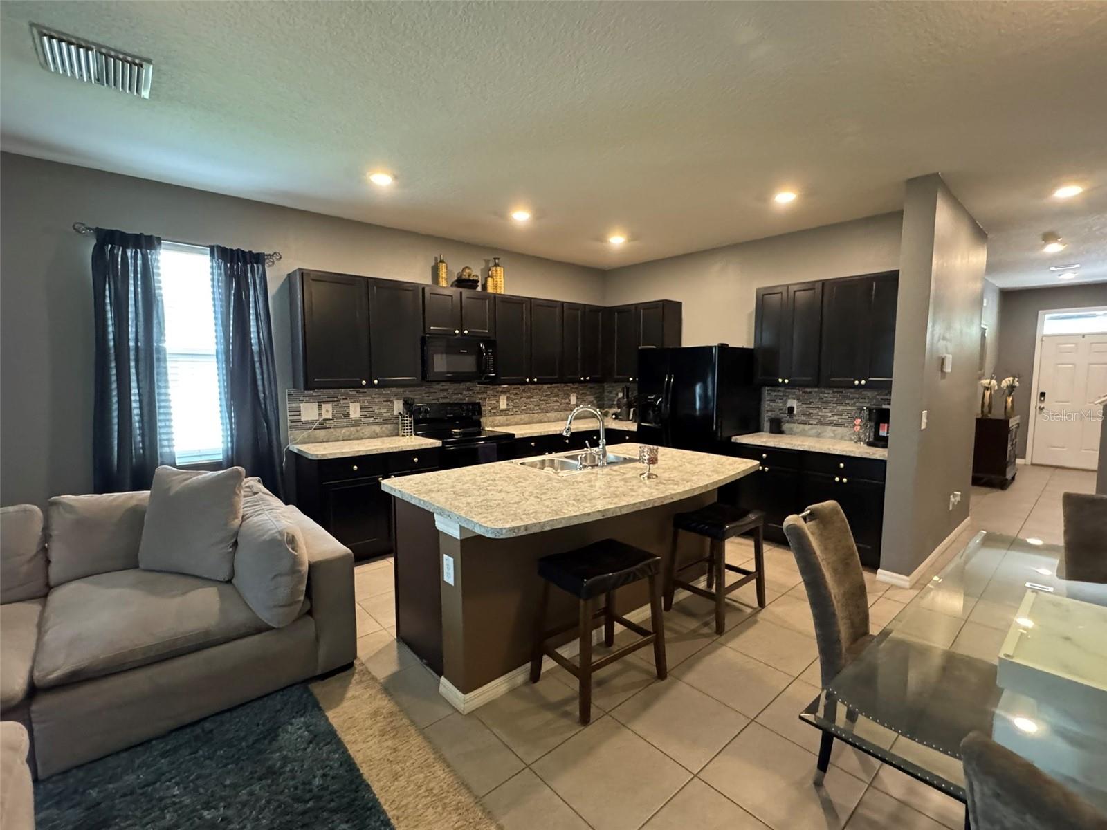 Listing photo id 8 for 821 Lucent Sands Court