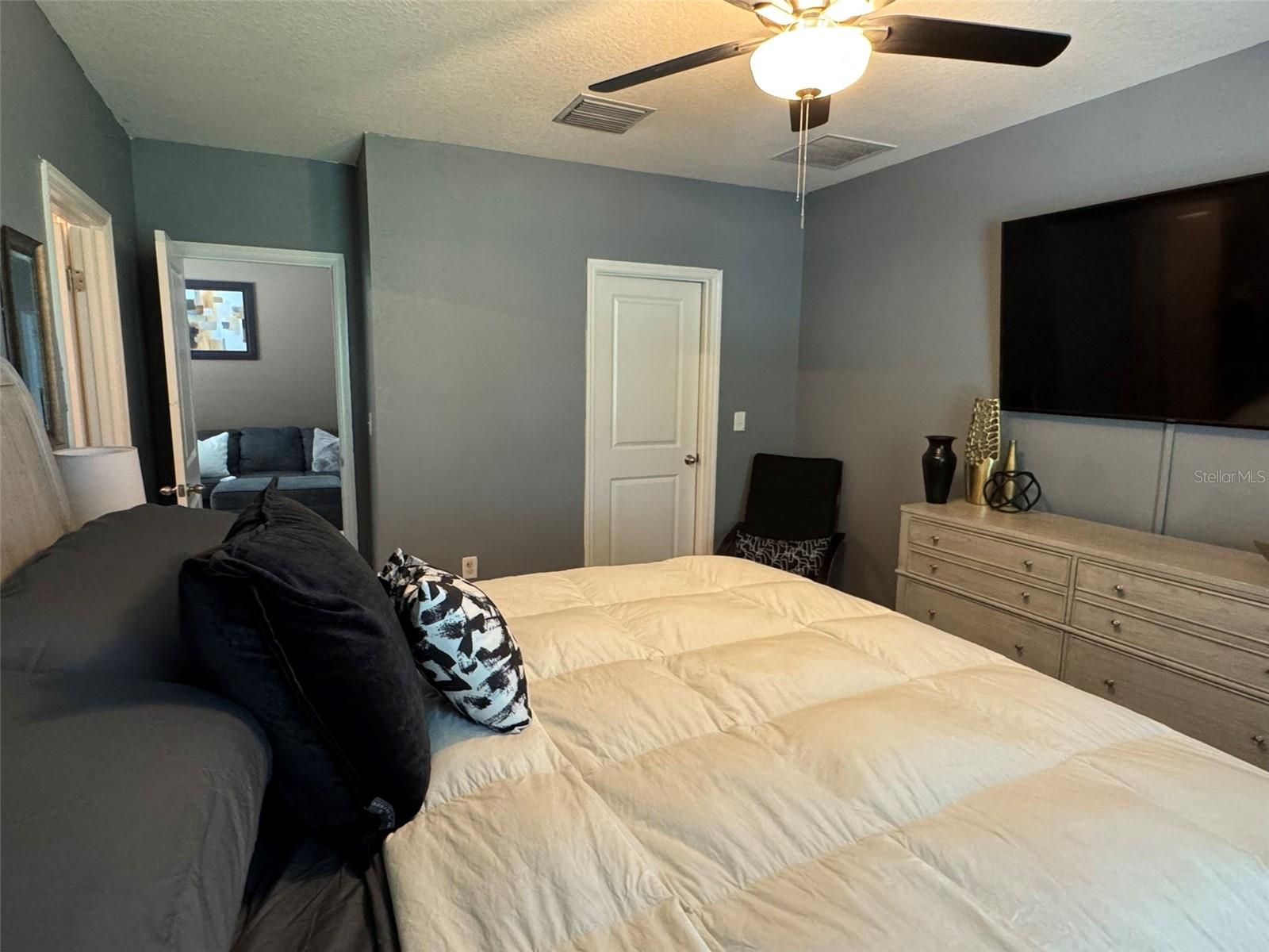 Listing photo id 16 for 821 Lucent Sands Court