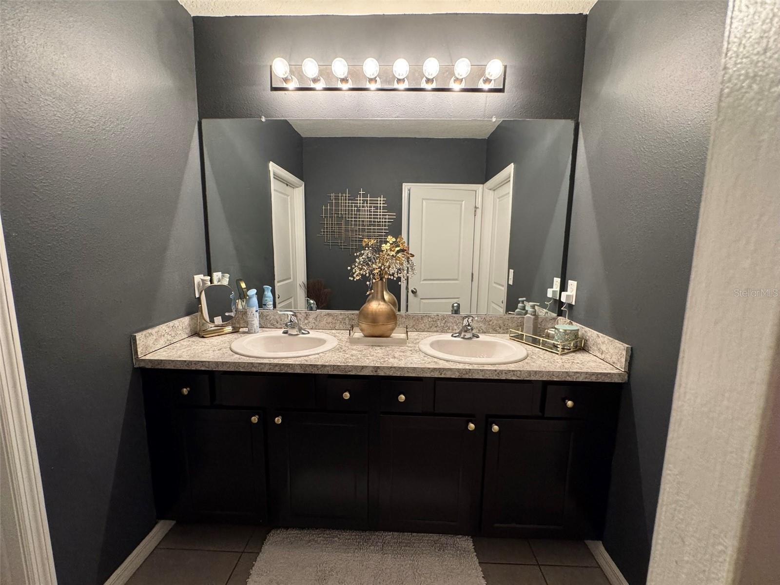 Listing photo id 18 for 821 Lucent Sands Court