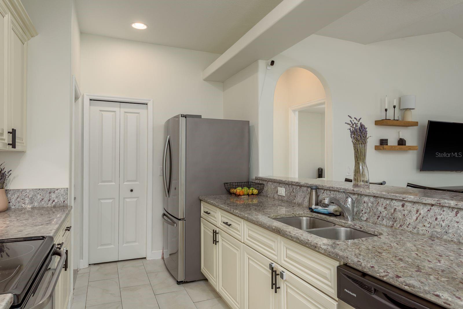 Listing photo id 8 for 8523 Newport Avenue