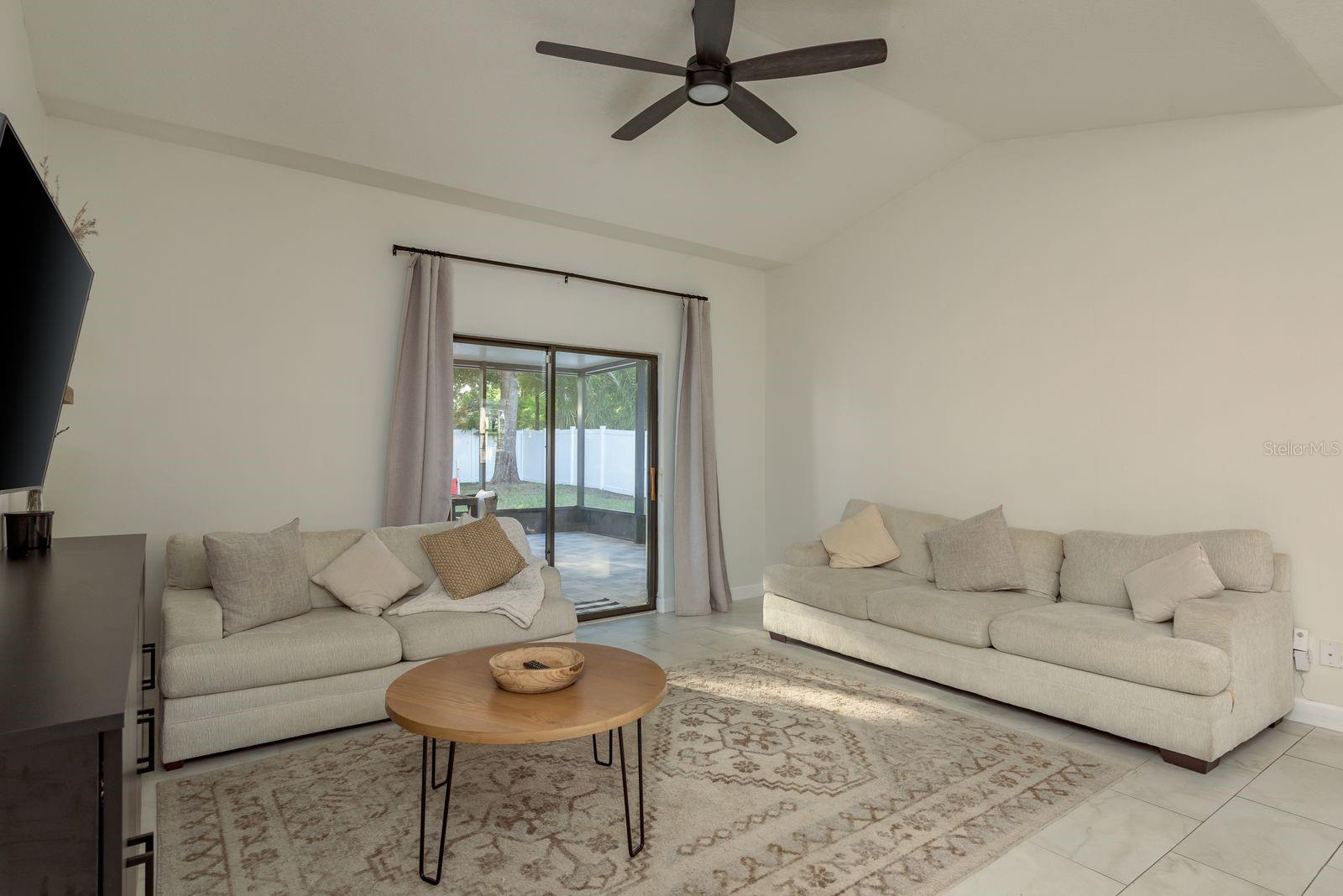 Listing photo id 13 for 8523 Newport Avenue