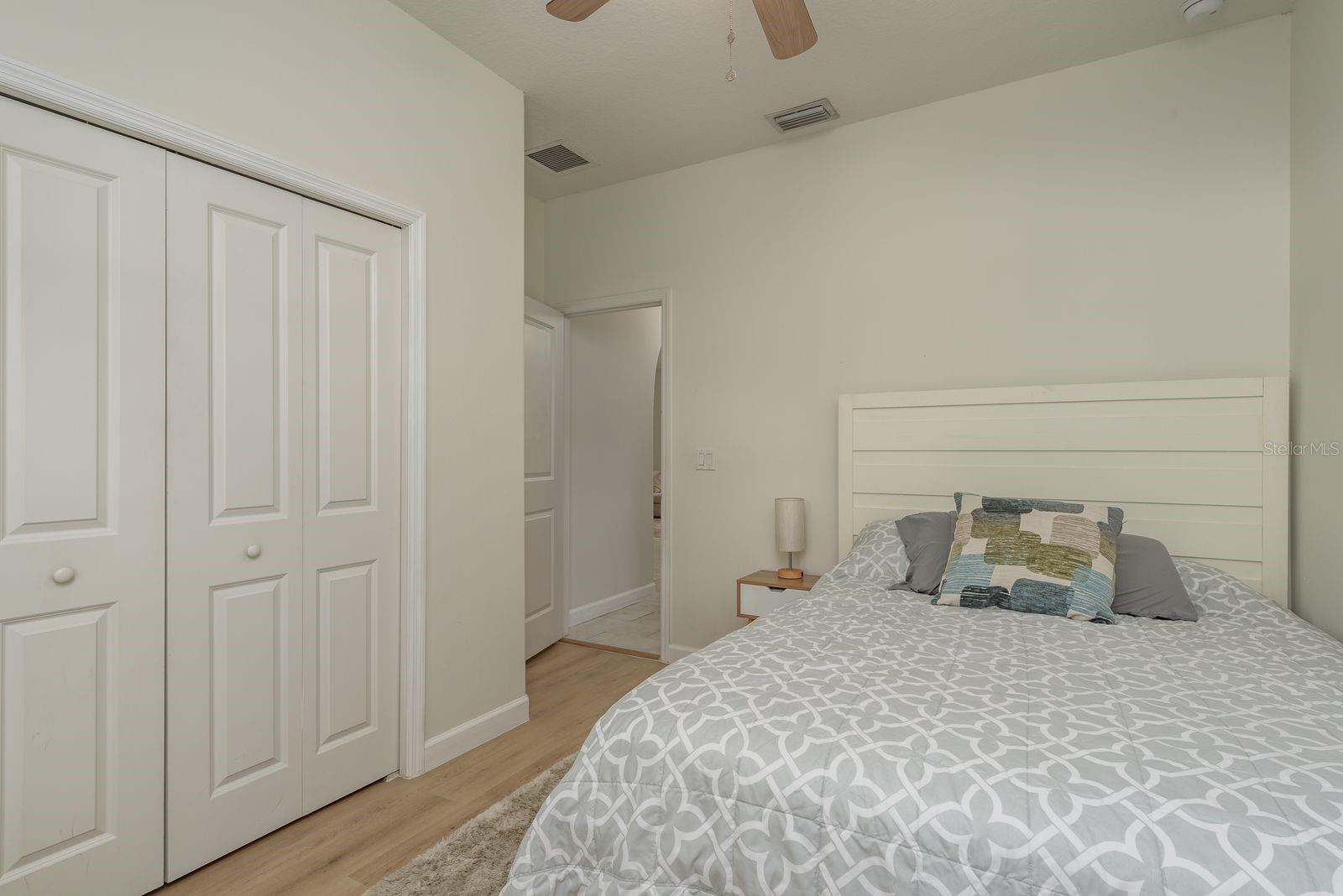 Listing photo id 23 for 8523 Newport Avenue