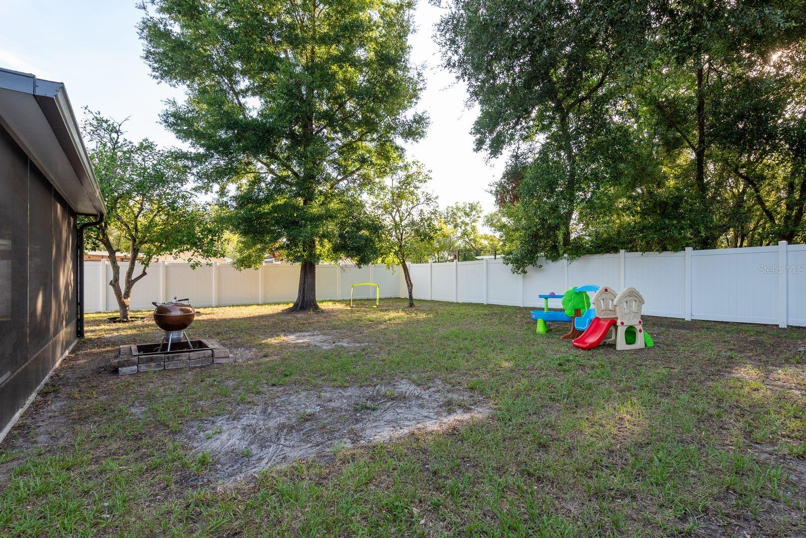 Listing photo id 29 for 8523 Newport Avenue