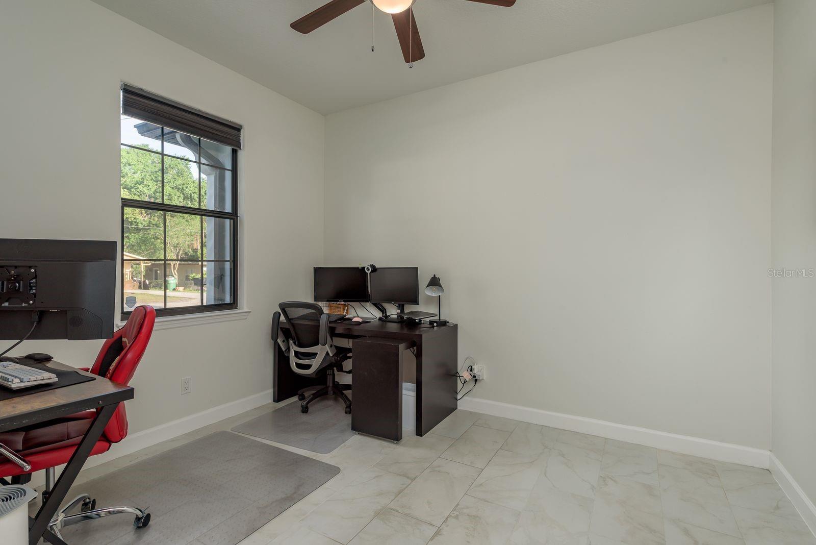 Listing photo id 3 for 8523 Newport Avenue