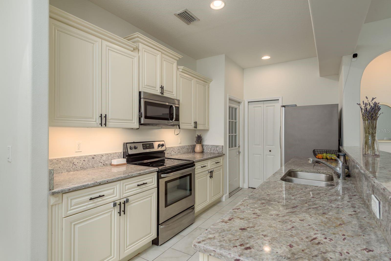 Listing photo id 6 for 8523 Newport Avenue