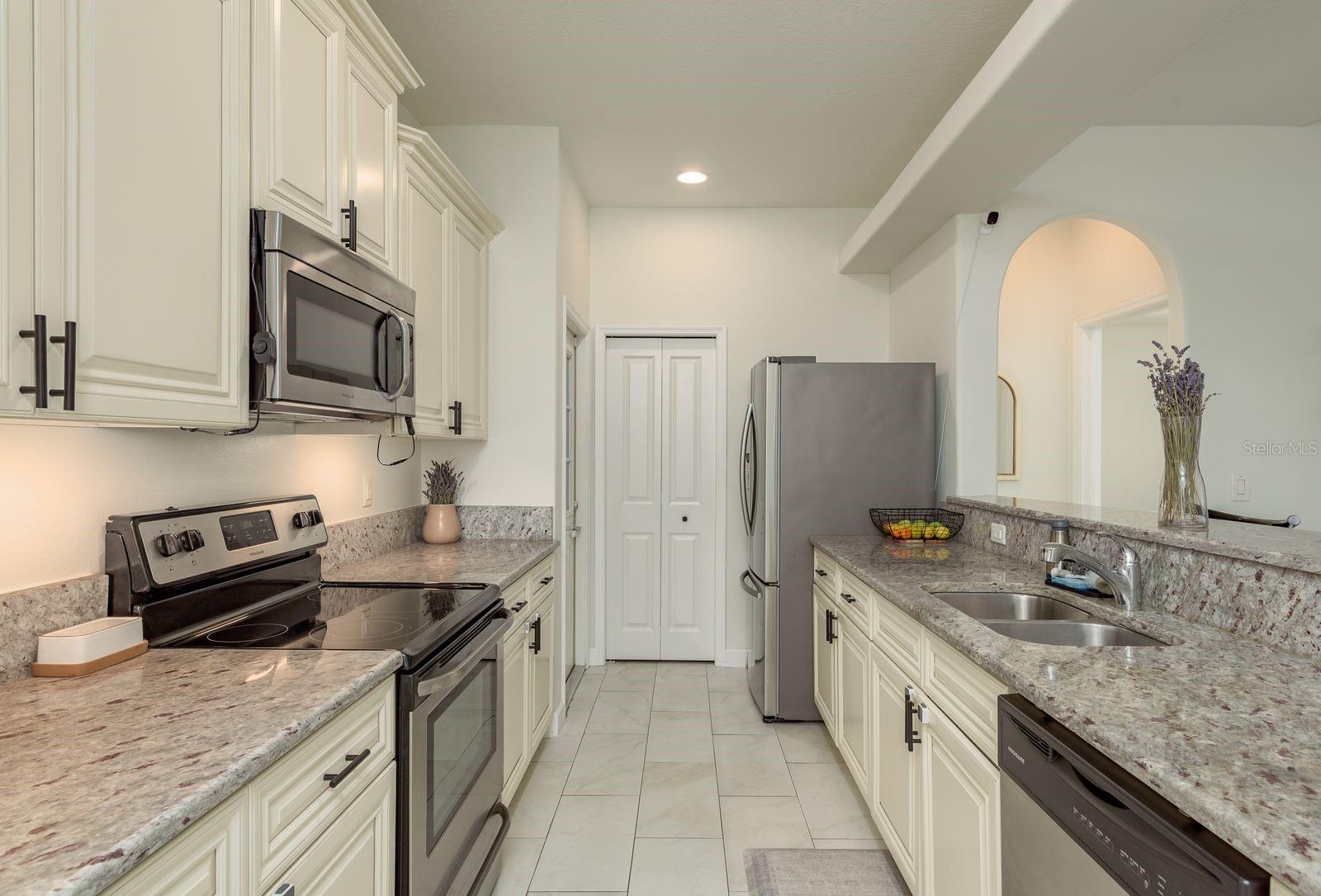 Listing photo id 7 for 8523 Newport Avenue