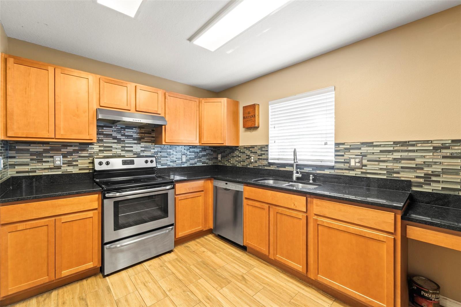 Listing photo id 8 for 7703 Branch Avenue