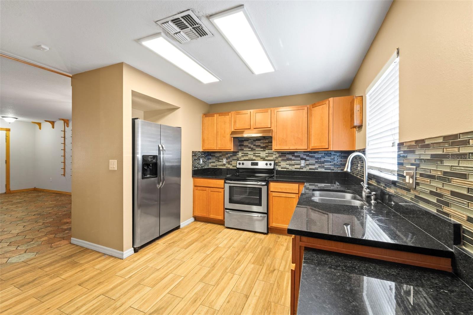 Listing photo id 9 for 7703 Branch Avenue