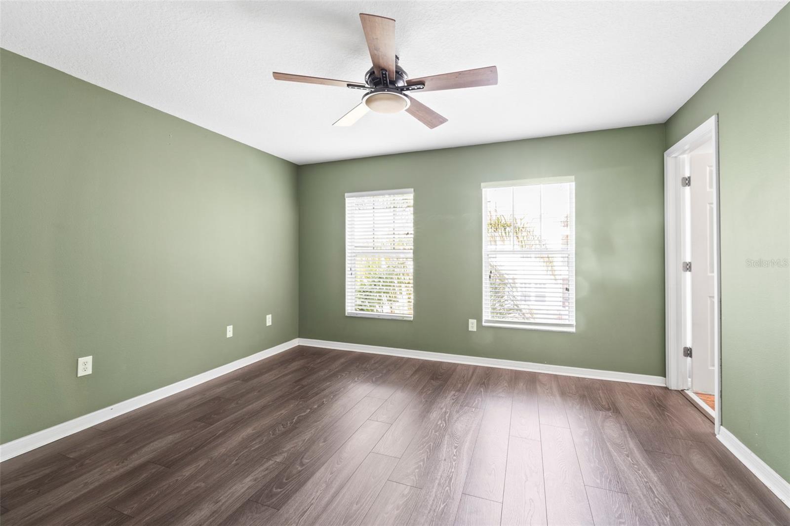 Listing photo id 11 for 7703 Branch Avenue