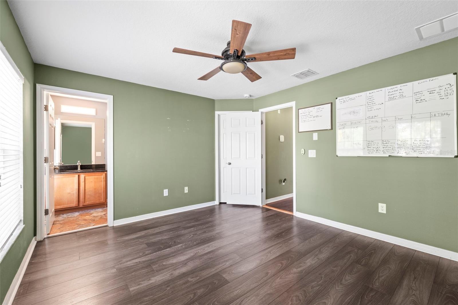 Listing photo id 12 for 7703 Branch Avenue