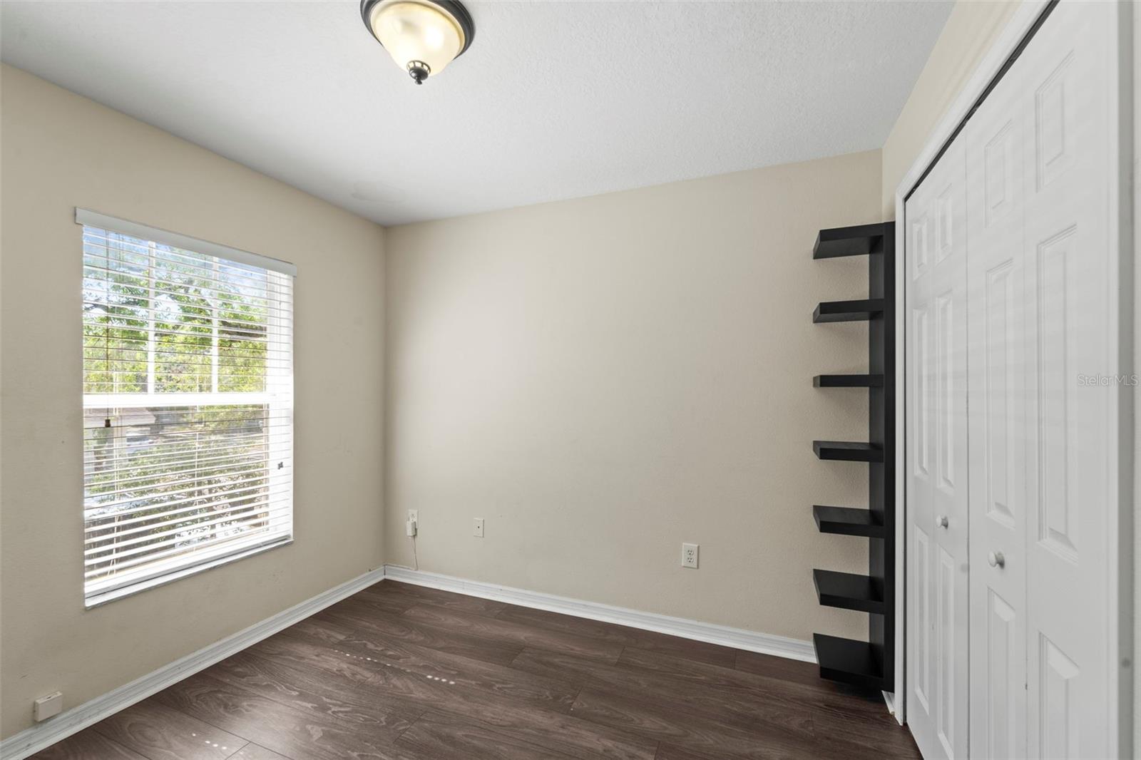 Listing photo id 15 for 7703 Branch Avenue