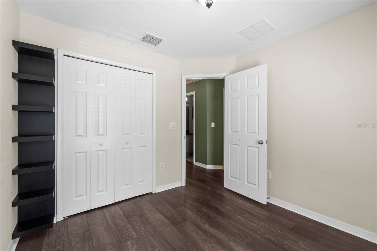 Listing photo id 16 for 7703 Branch Avenue