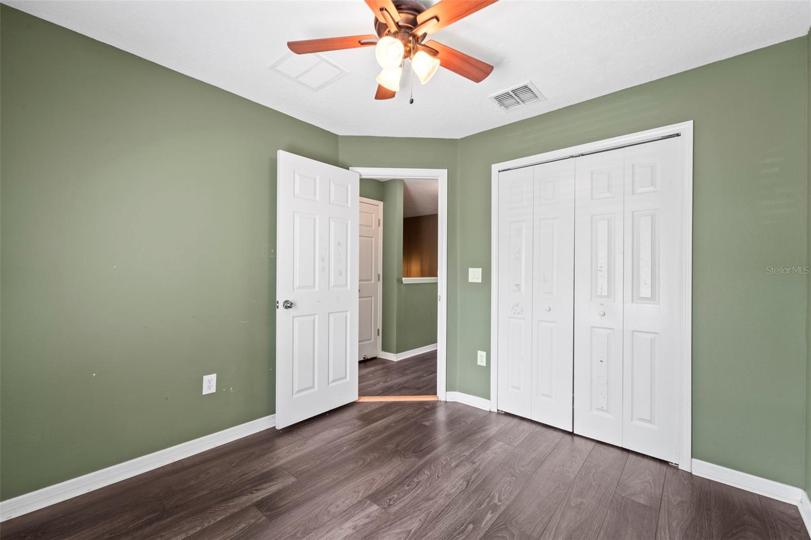 Listing photo id 18 for 7703 Branch Avenue
