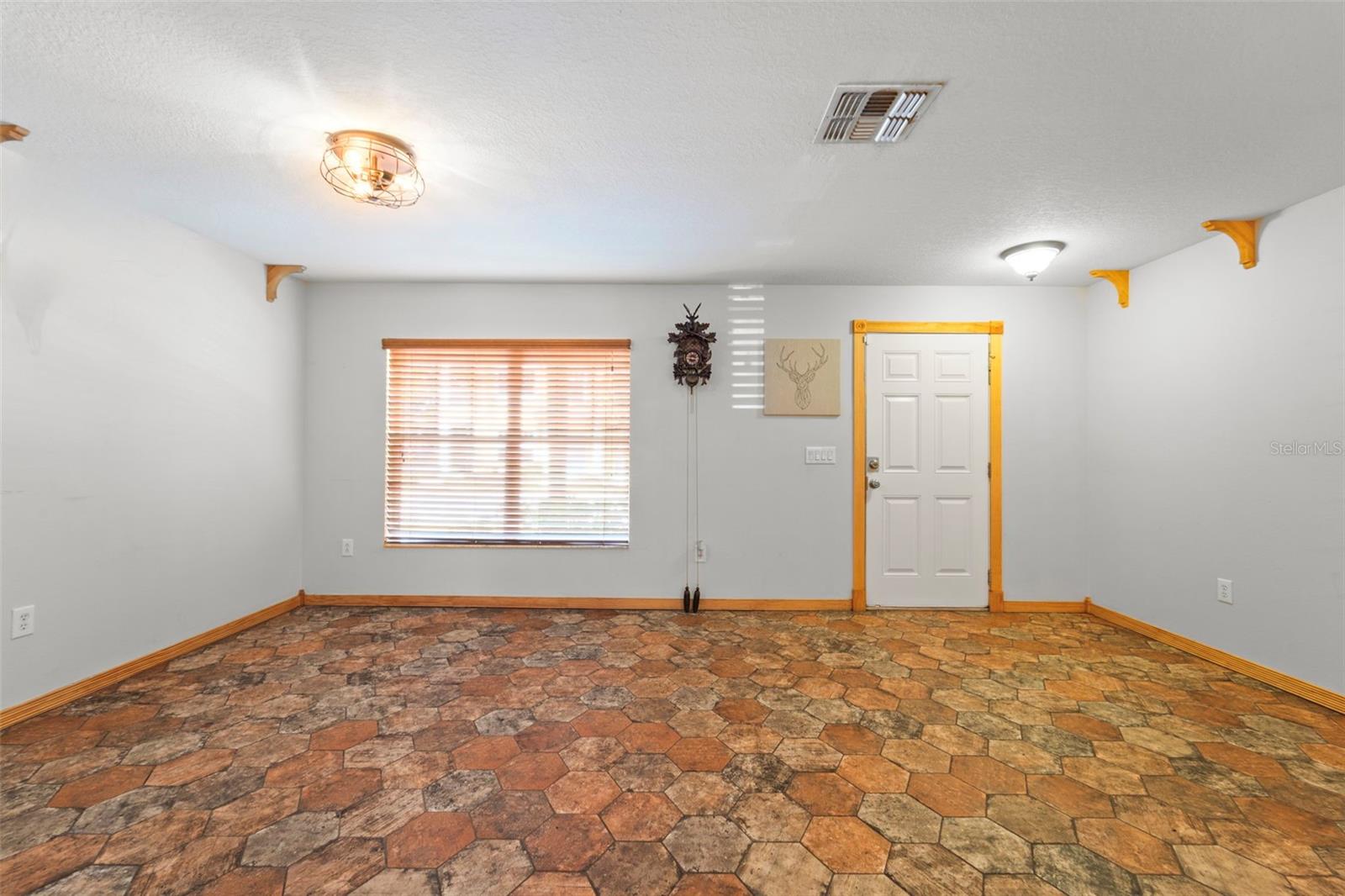 Listing photo id 3 for 7703 Branch Avenue