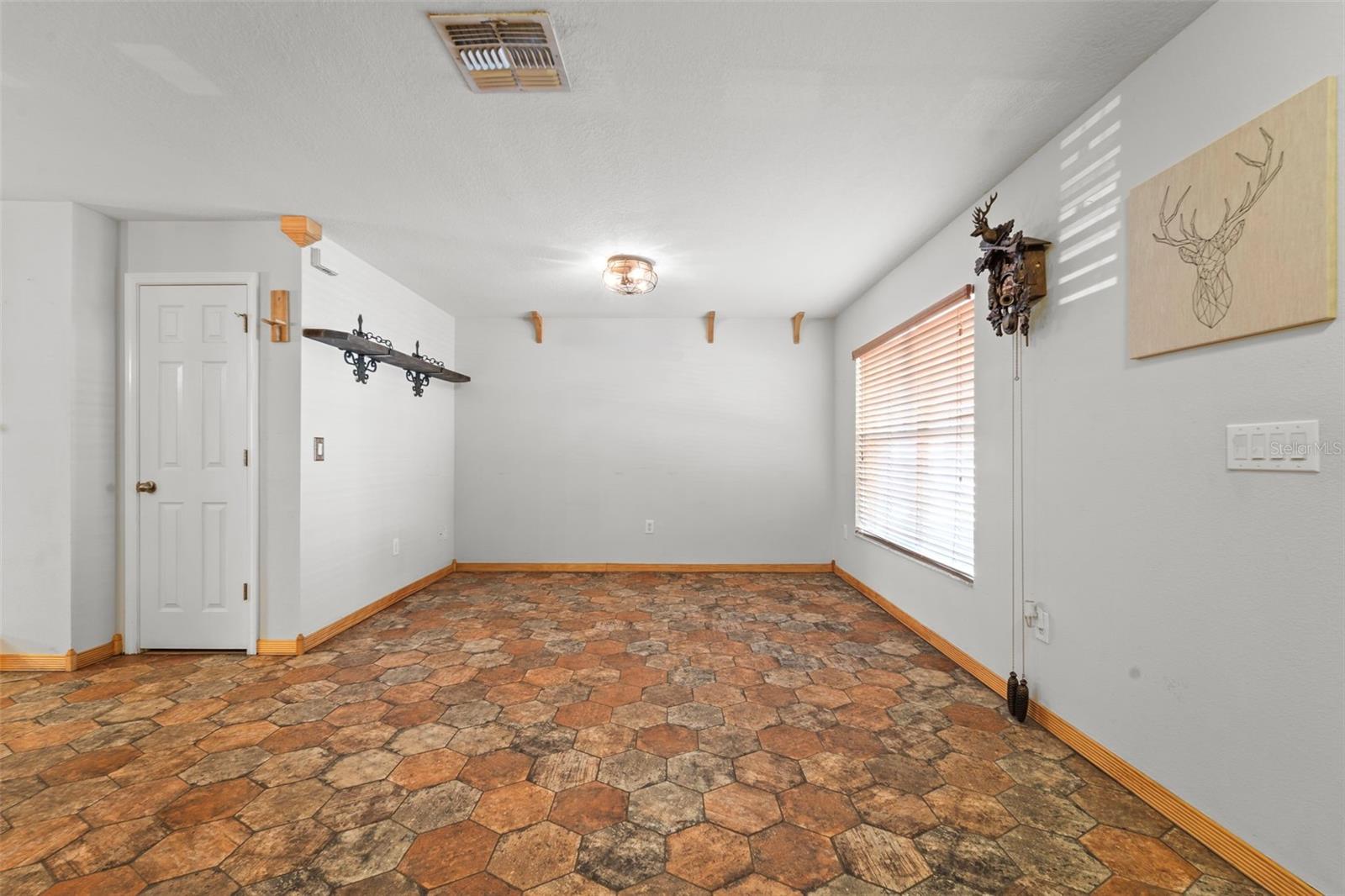Listing photo id 4 for 7703 Branch Avenue