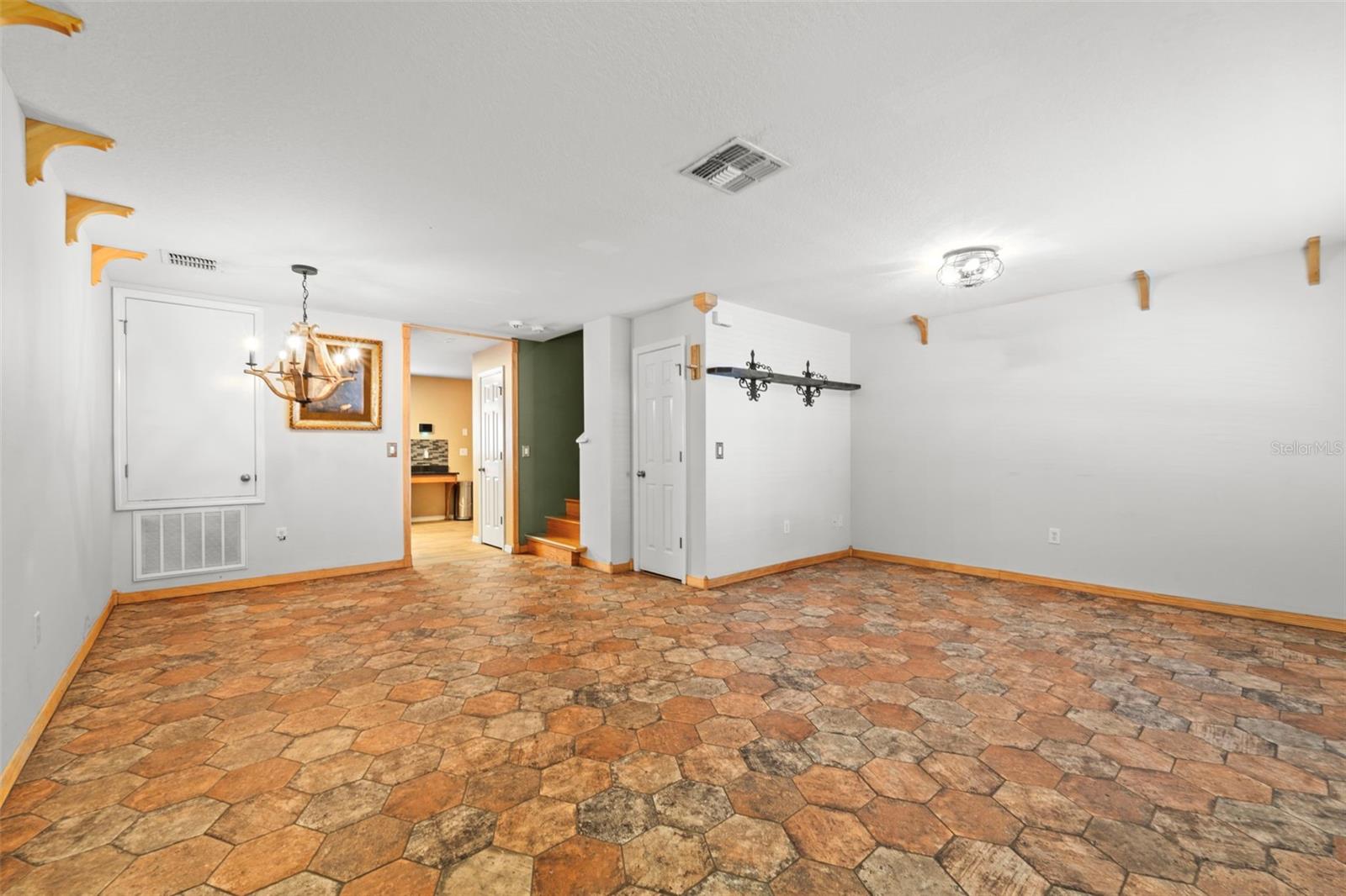 Listing photo id 5 for 7703 Branch Avenue