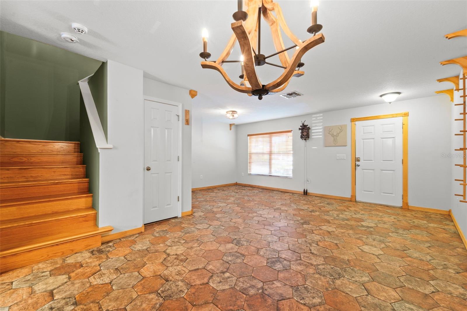 Listing photo id 6 for 7703 Branch Avenue