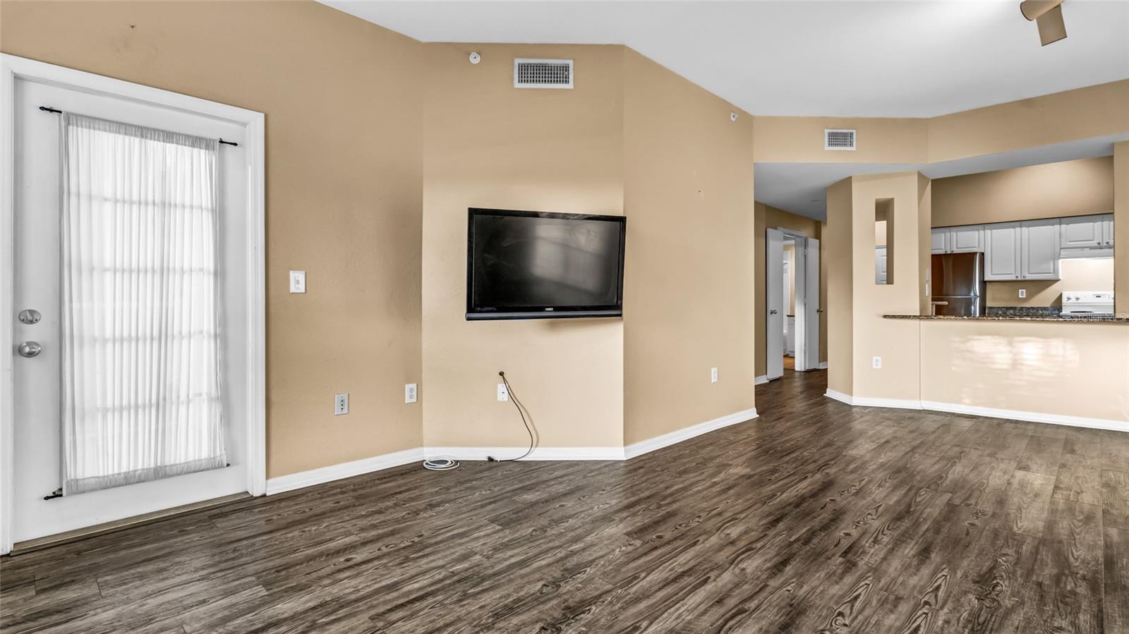 Image 11 of 45 For 410 Armenia Avenue 916