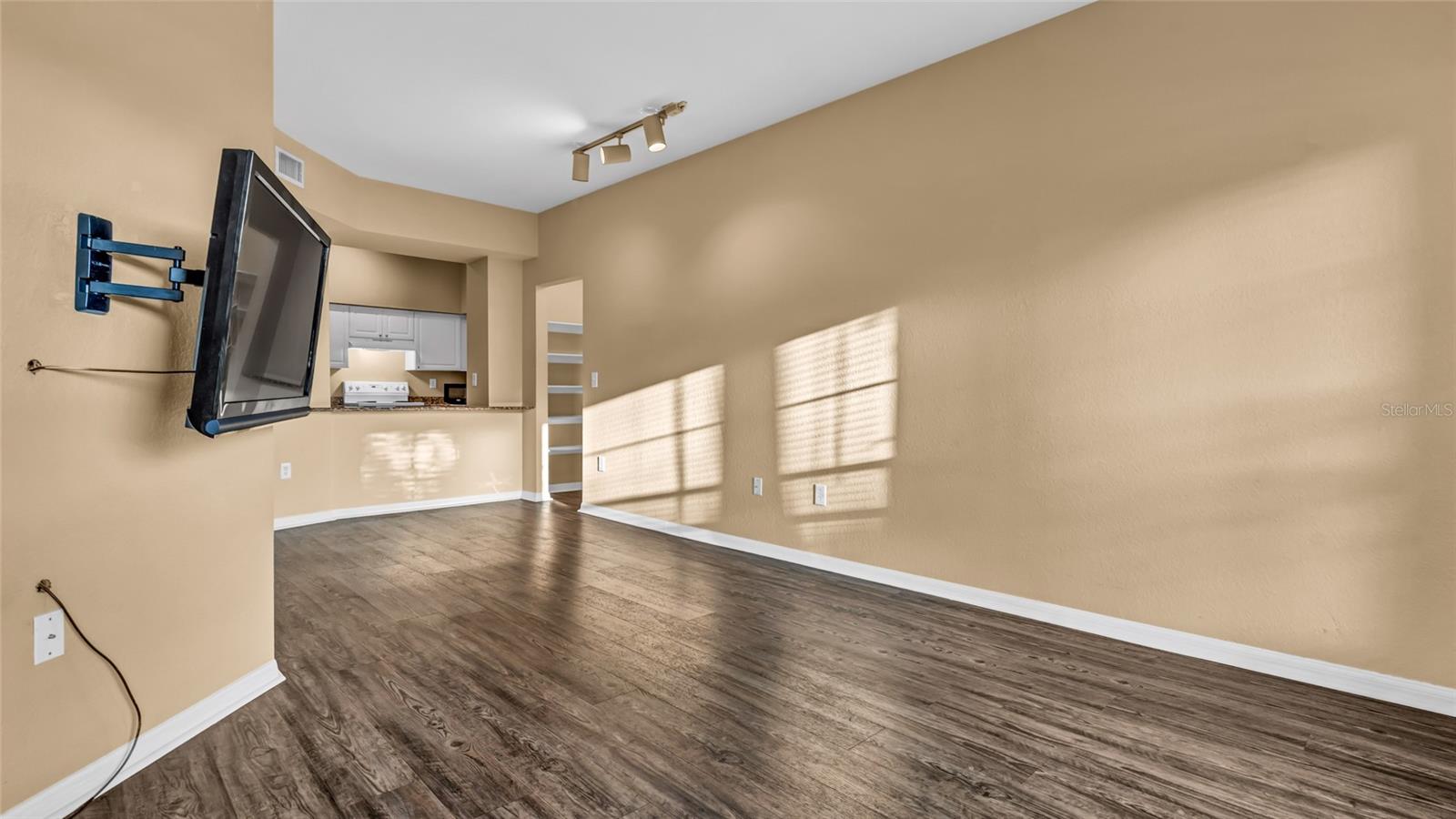 Image 12 of 45 For 410 Armenia Avenue 916