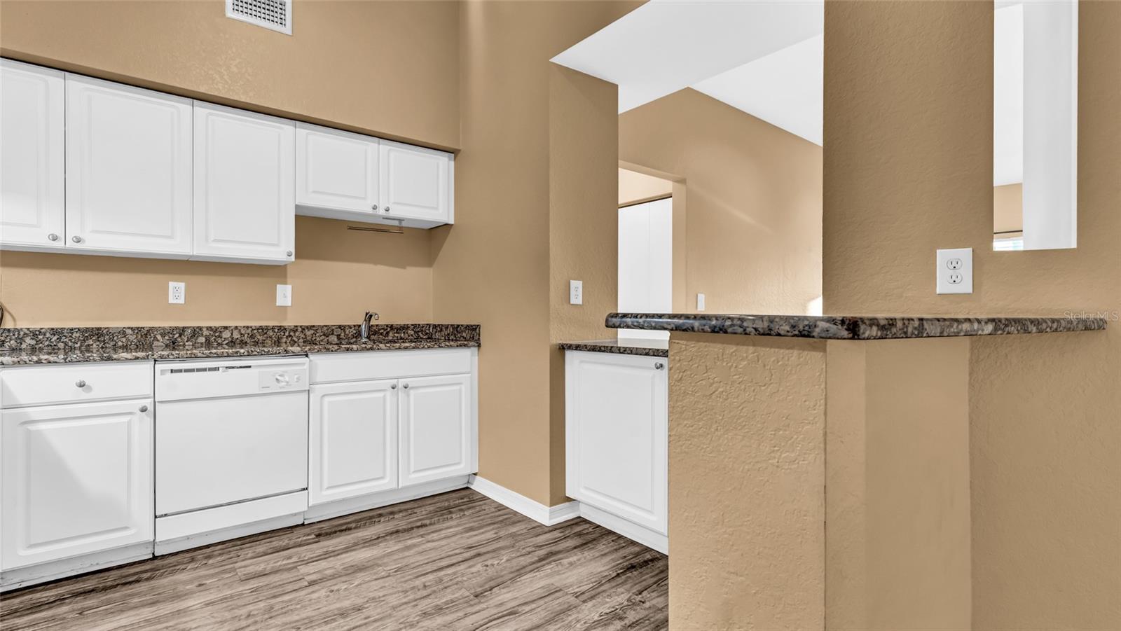 Image 21 of 45 For 410 Armenia Avenue 916