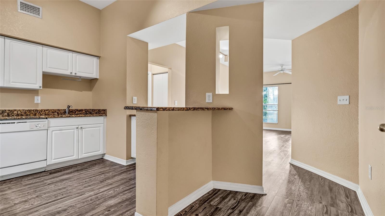 Image 23 of 45 For 410 Armenia Avenue 916
