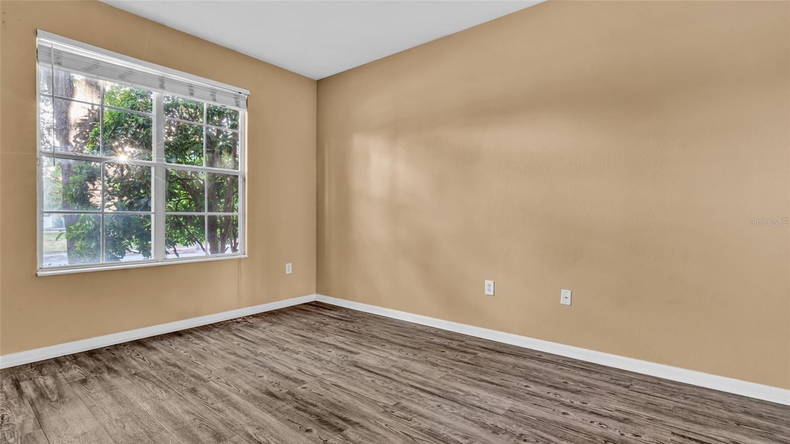 Image 24 of 45 For 410 Armenia Avenue 916