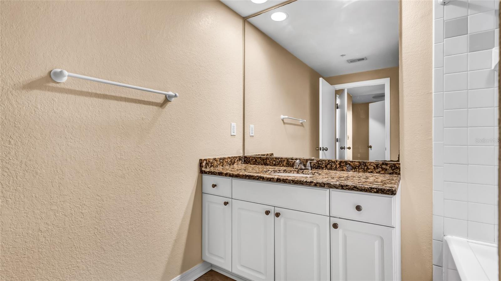 Image 31 of 45 For 410 Armenia Avenue 916