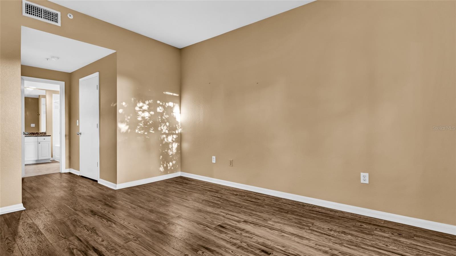 Image 33 of 45 For 410 Armenia Avenue 916