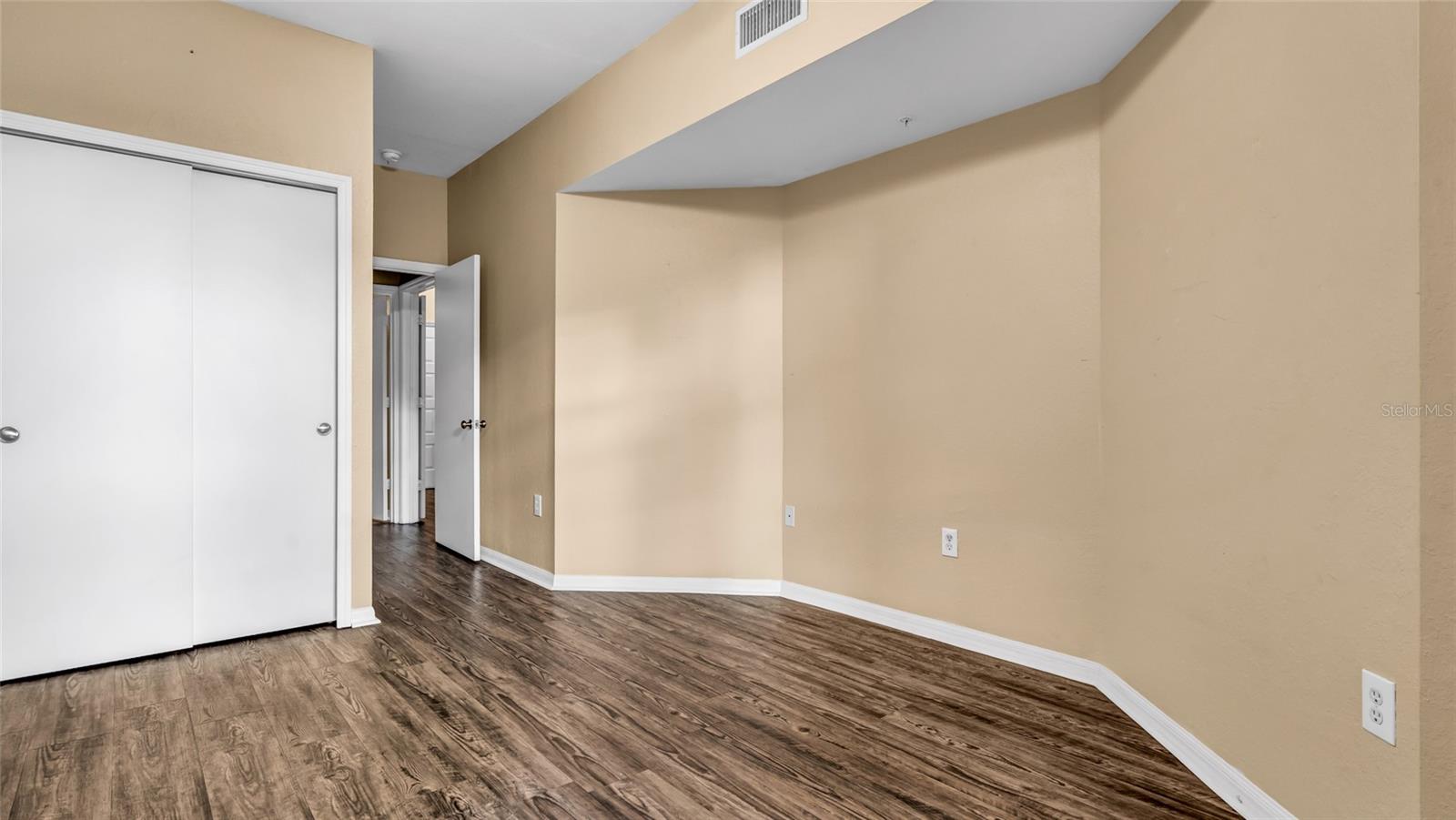 Image 35 of 45 For 410 Armenia Avenue 916