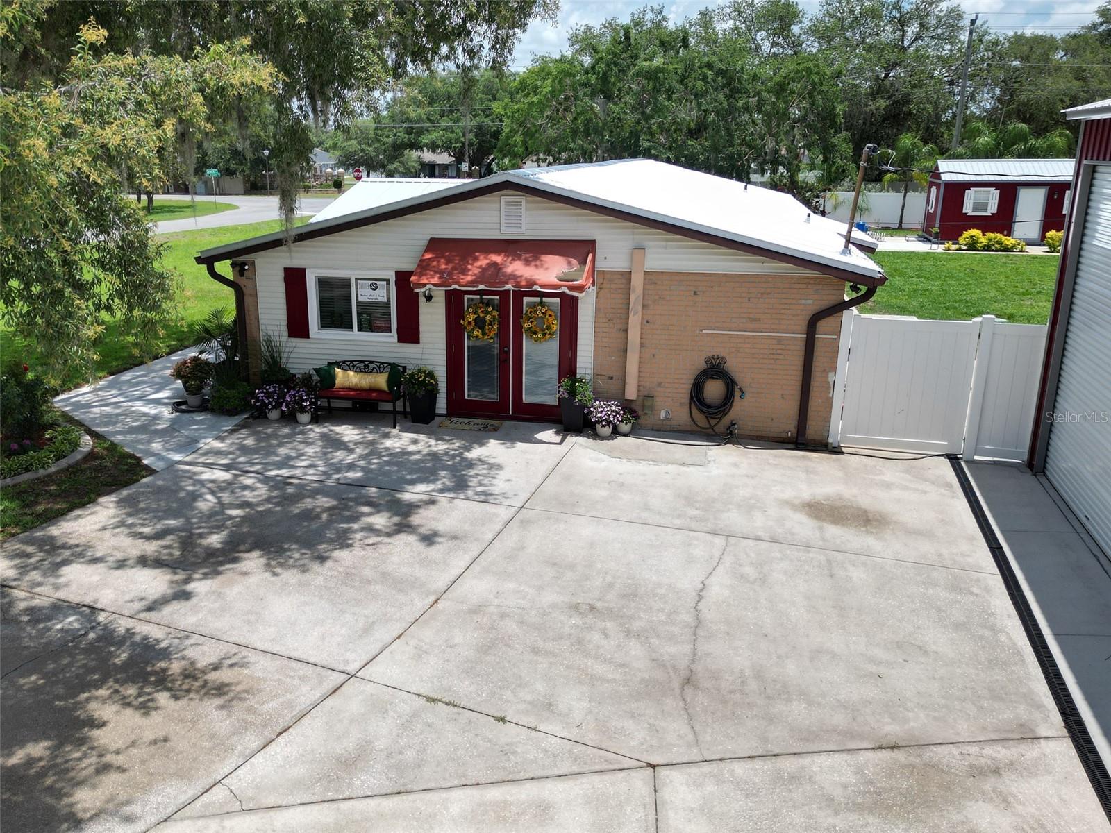 Image 4 of 55 For 1423 Spruce Road N