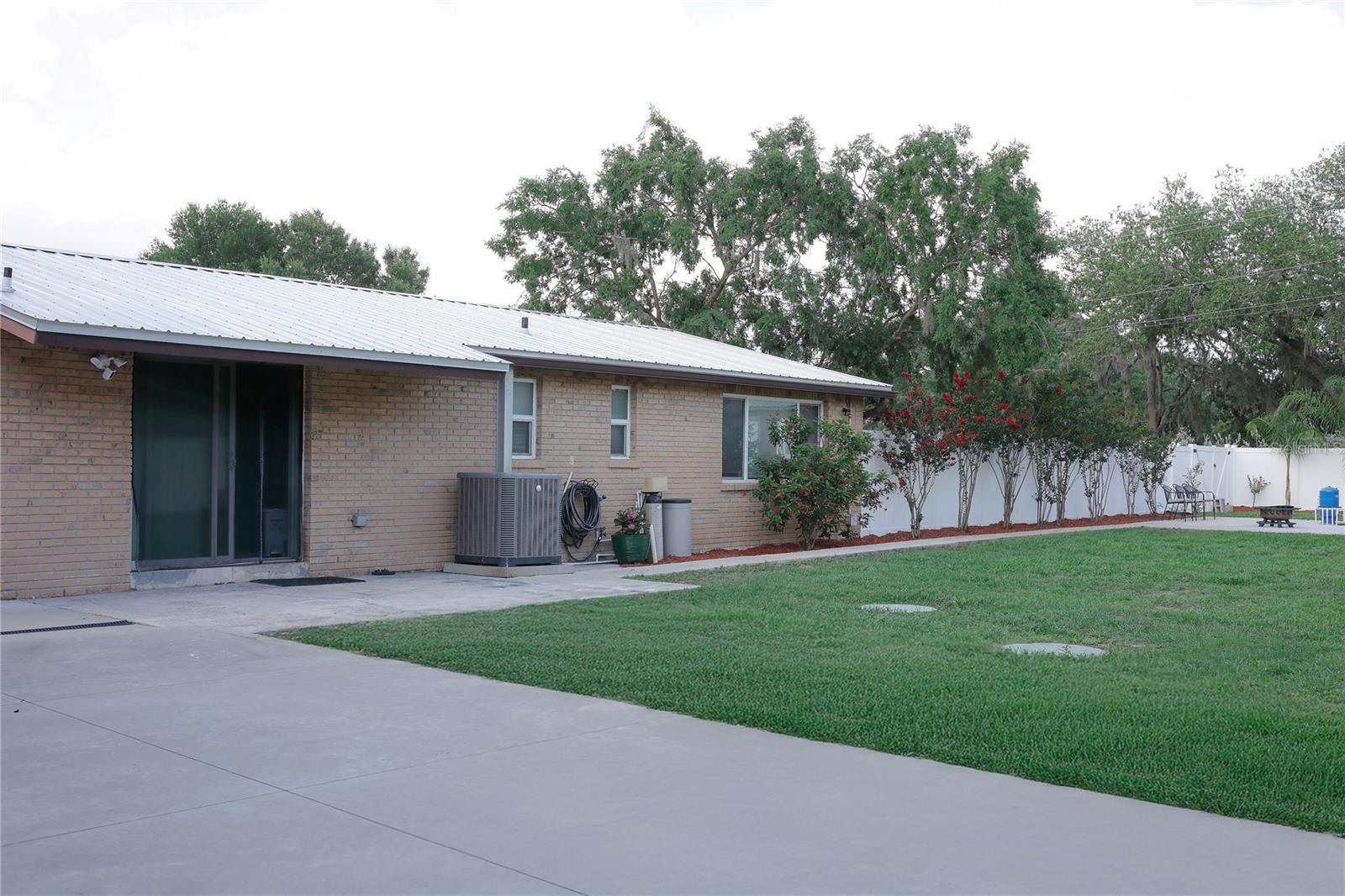 Image 43 of 55 For 1423 Spruce Road N
