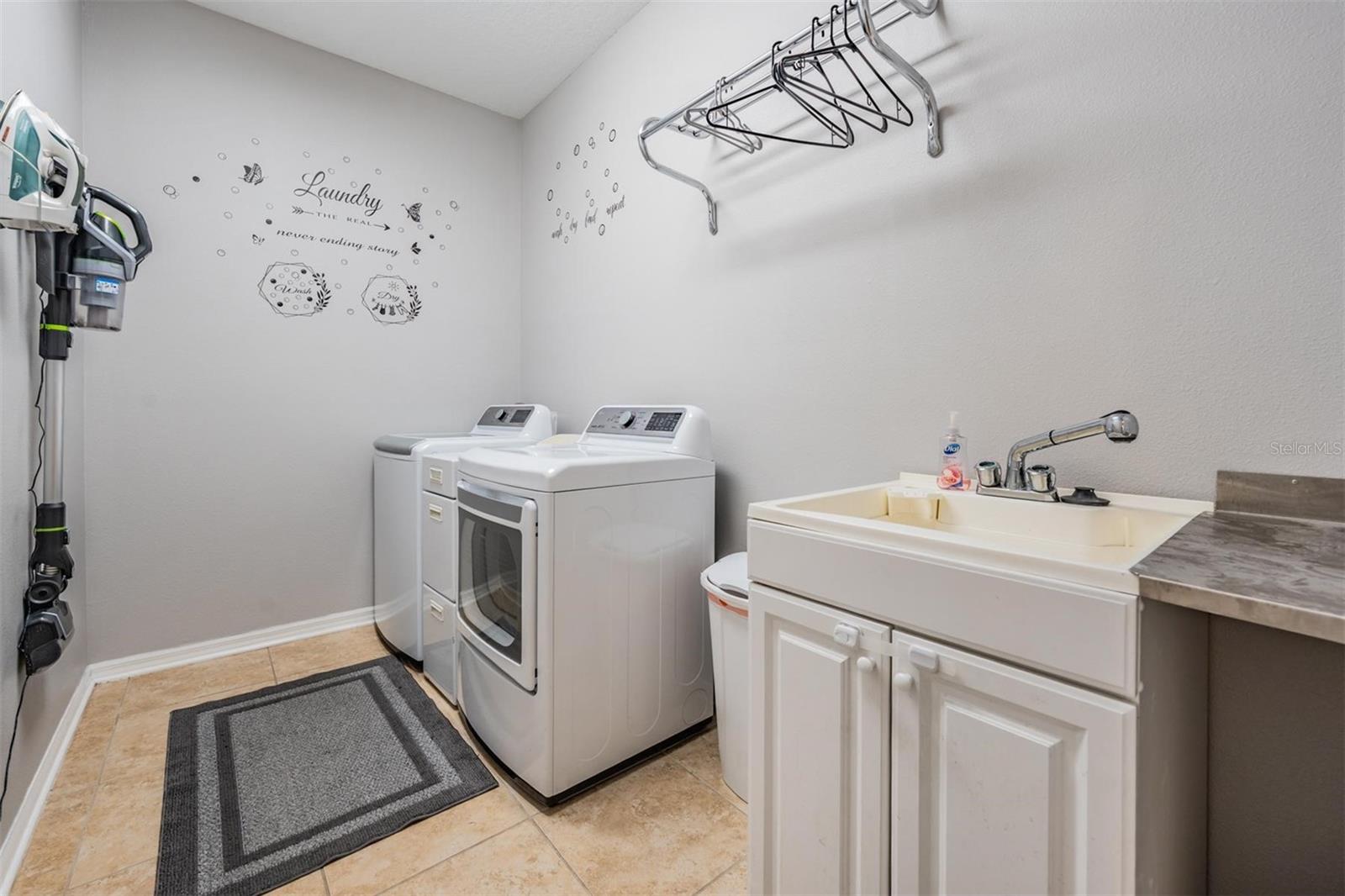 Listing photo id 20 for 1524 Rhodeswell Lane