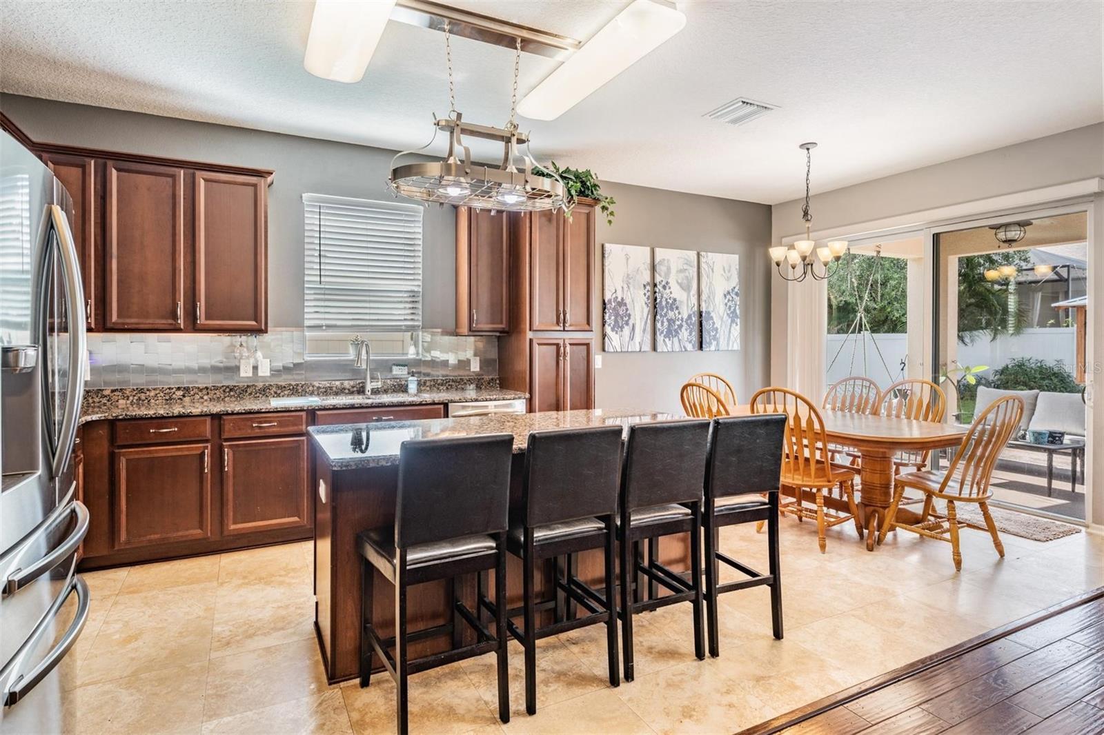 Listing photo id 5 for 1524 Rhodeswell Lane