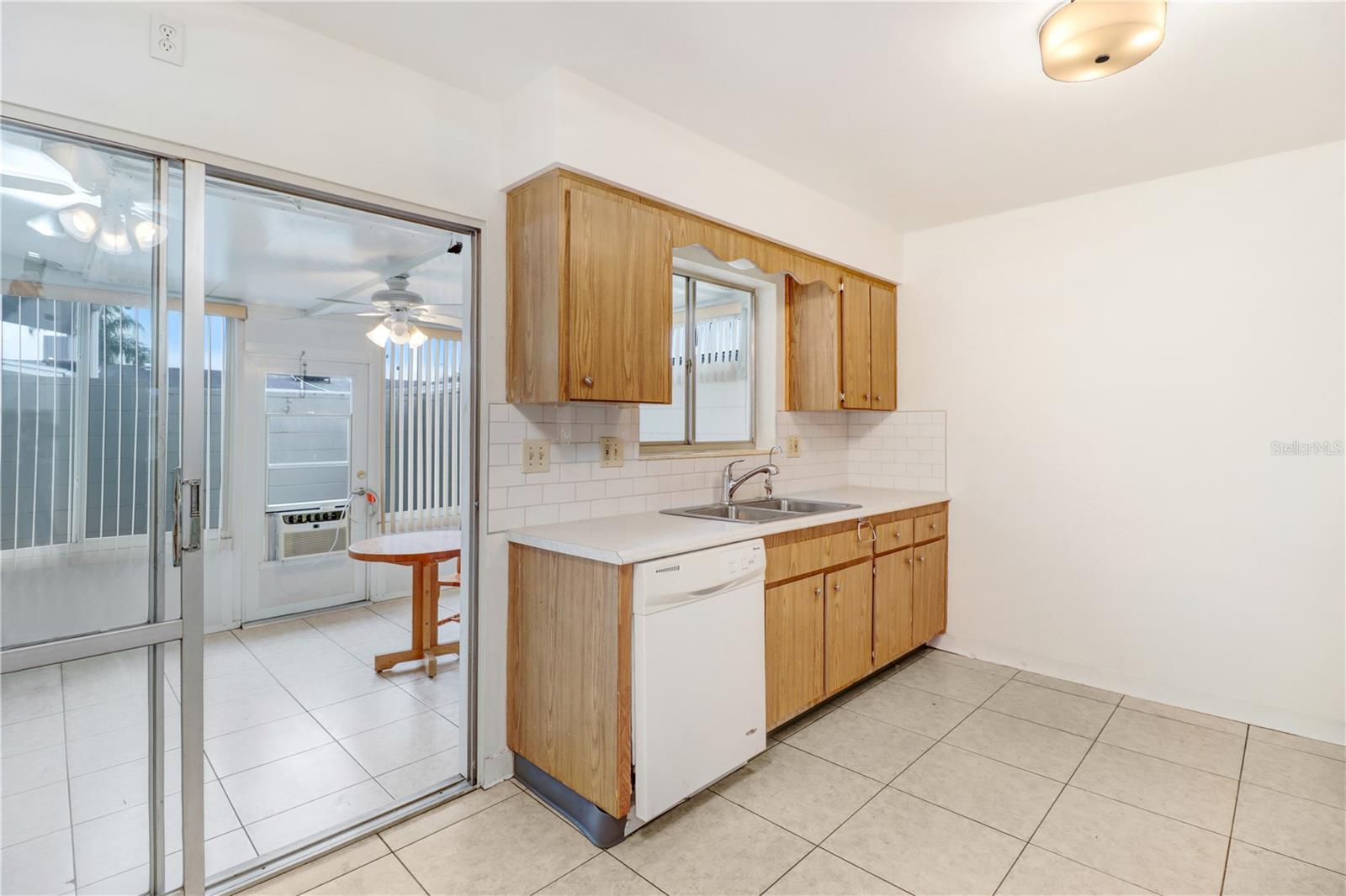 Image 12 of 25 For 1309 Warwick Court