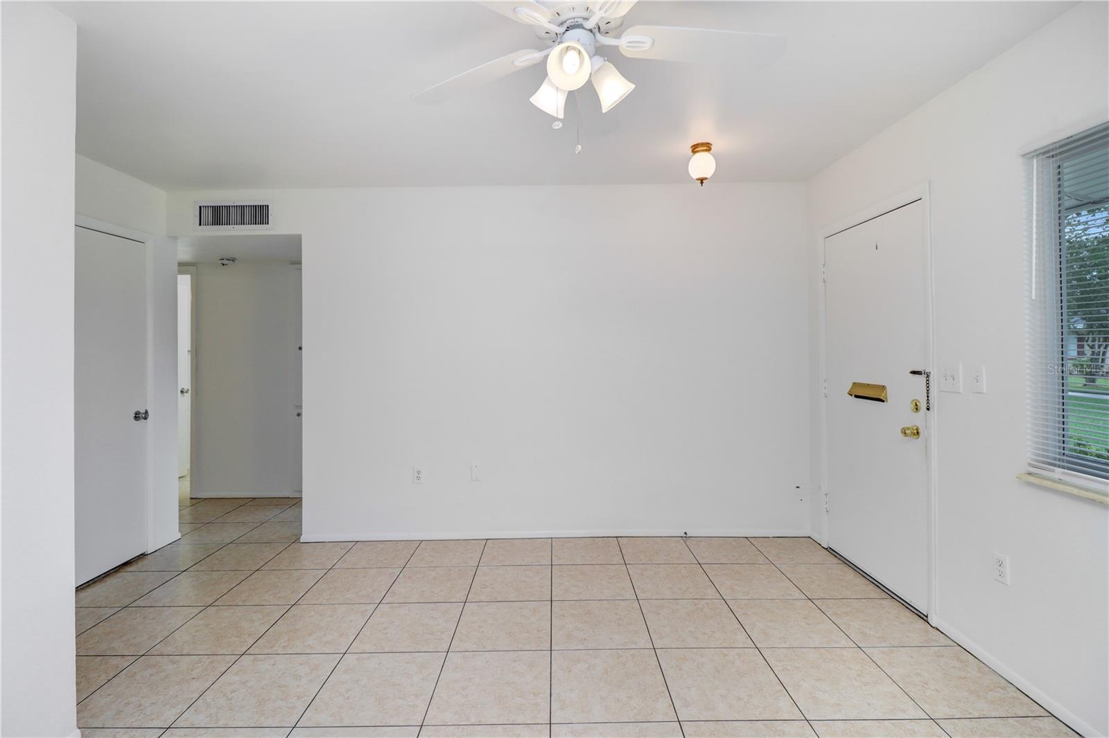 Image 4 of 25 For 1309 Warwick Court