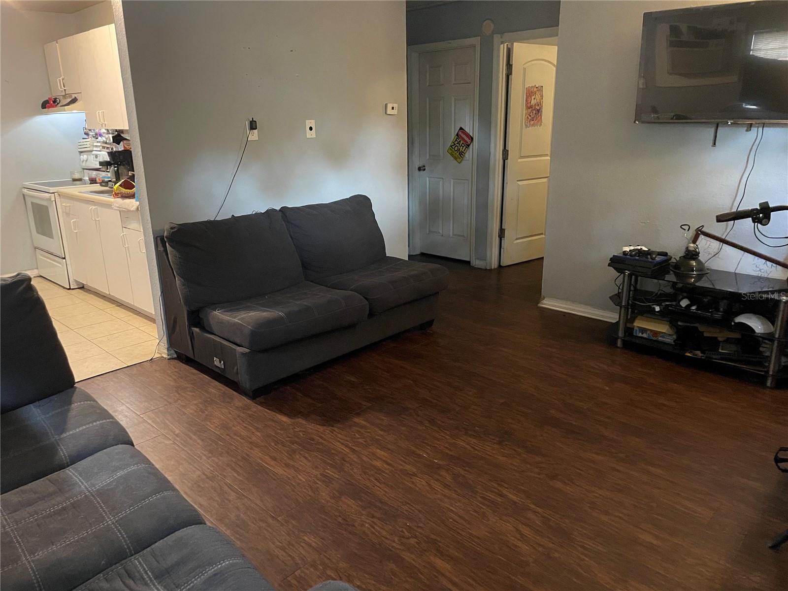 Listing photo id 9 for 10010 Lantana Avenue