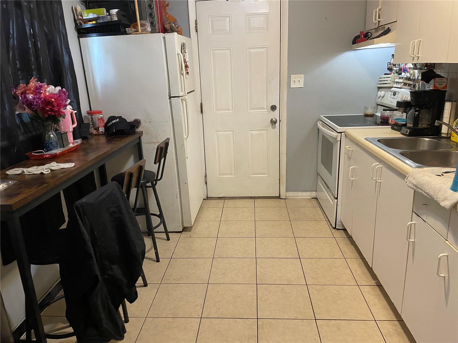 Listing photo id 10 for 10010 Lantana Avenue