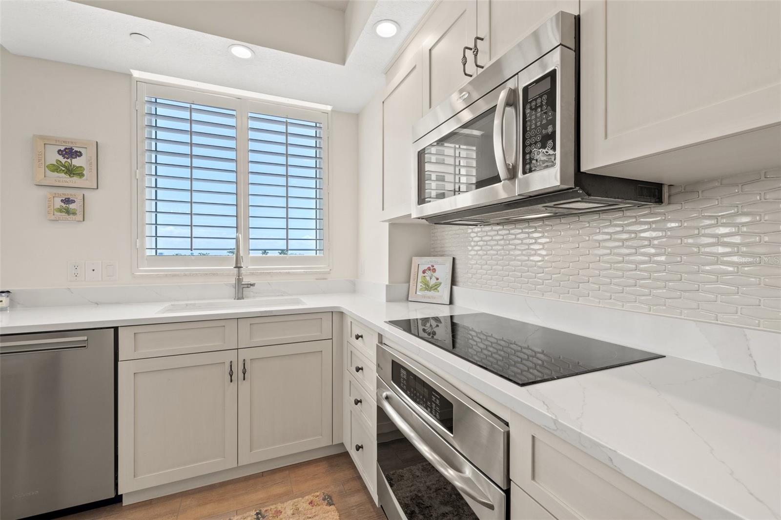 Image 10 of 30 For 1180 Gulf Boulevard 402