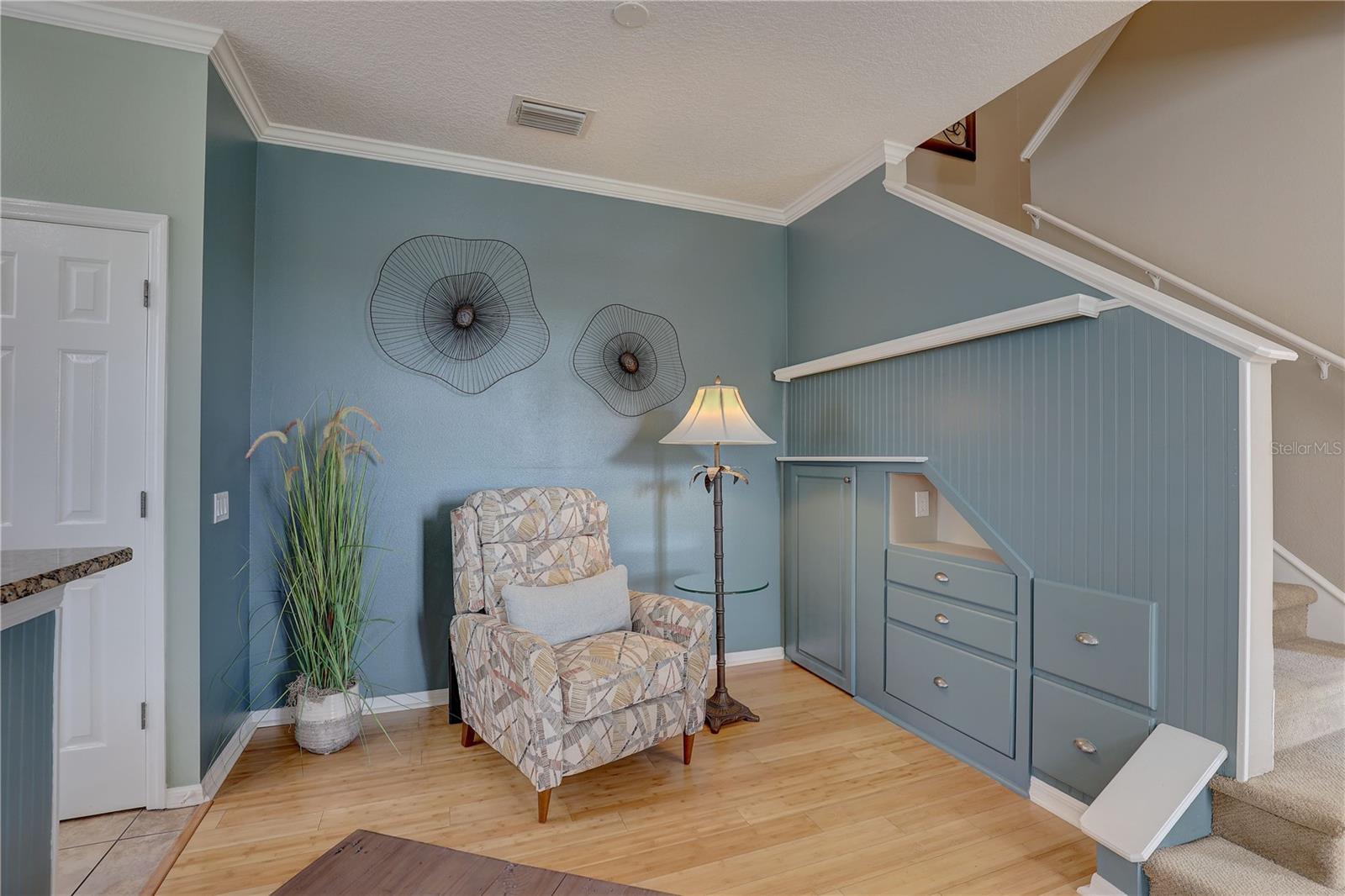 Image 10 of 48 For 580 Shoreham Court Ne