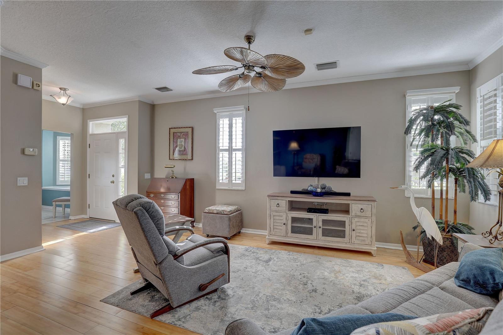 Image 11 of 48 For 580 Shoreham Court Ne