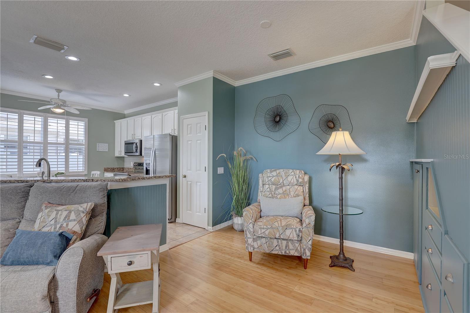 Image 12 of 48 For 580 Shoreham Court Ne