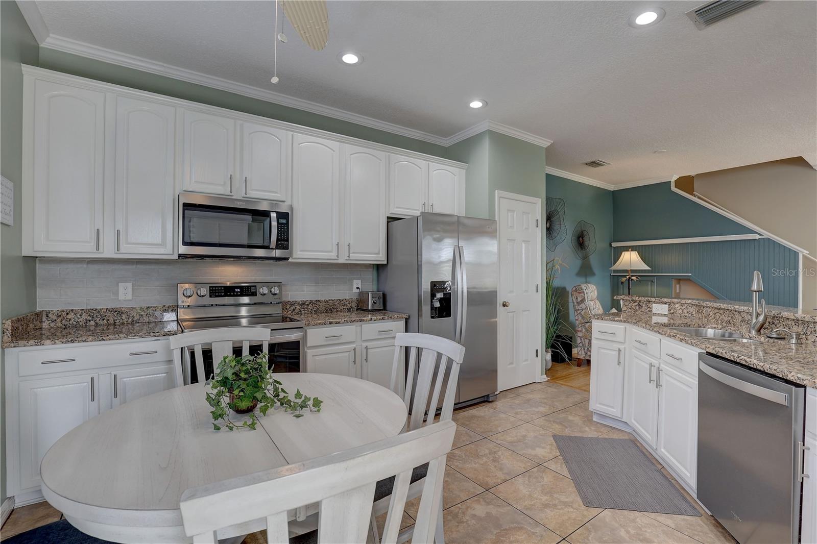 Image 4 of 48 For 580 Shoreham Court Ne