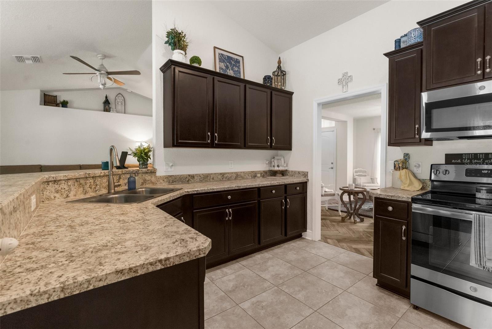 Listing photo id 13 for 10197 Meadow Wren Avenue