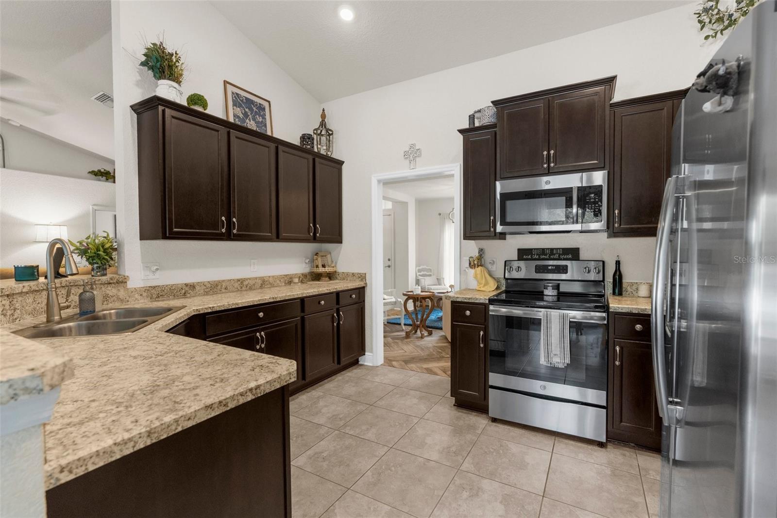Listing photo id 16 for 10197 Meadow Wren Avenue