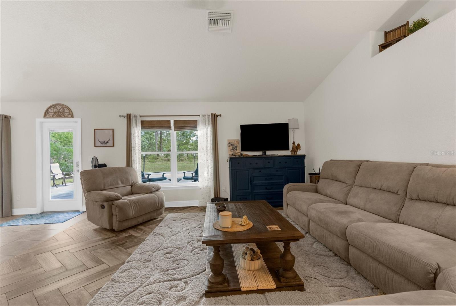 Listing photo id 18 for 10197 Meadow Wren Avenue